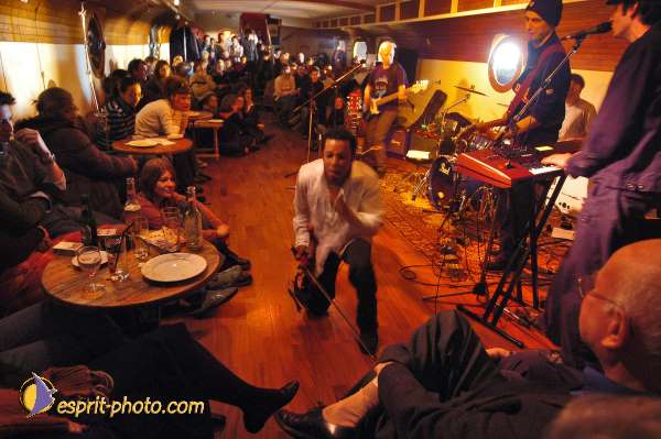 Nom de l'image : D1214679-1 — Description :  Clara Mill (sur la peniche) avec un Groupe de rock