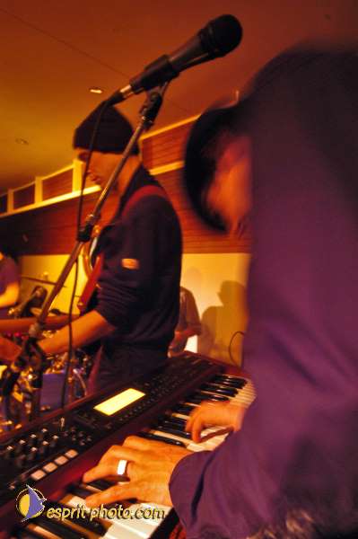 Nom de l'image : D1214695-1 — Description :  Clara Mill (sur la peniche) avec un Groupe de rock