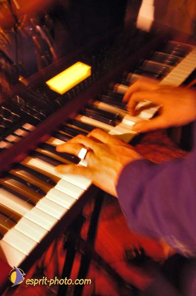 Nom de l'image : D1214698-1 — Description :  Clara Mill (sur la peniche) avec un Groupe de rock