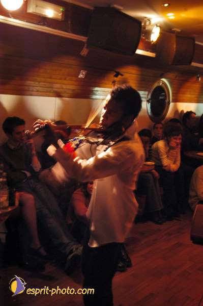 Nom de l'image : D1214704-1 — Description :  Clara Mill (sur la peniche) avec un Groupe de rock