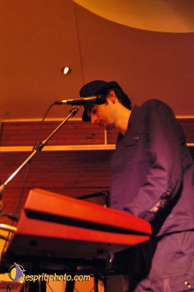 Nom de l'image : D1214932-1 — Description :  Clara Mill (sur la peniche) avec un Groupe de rock