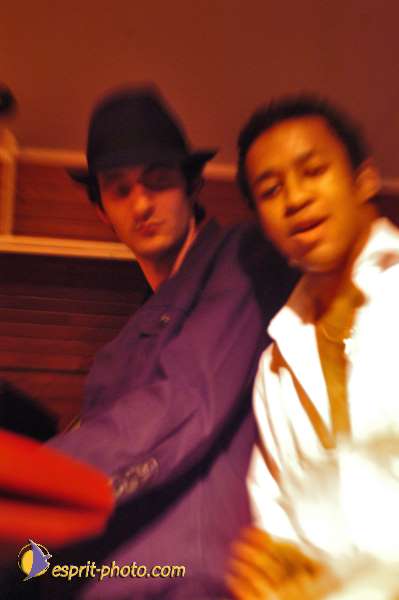 Nom de l'image : D1214948-1 — Description :  Clara Mill (sur la peniche) avec un Groupe de rock