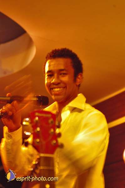 Nom de l'image : D1214967-1 — Description :  Clara Mill (sur la peniche) avec un Groupe de rock