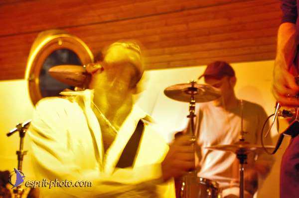 Nom de l'image : D1215021-1 — Description :  Clara Mill (sur la peniche) avec un Groupe de rock