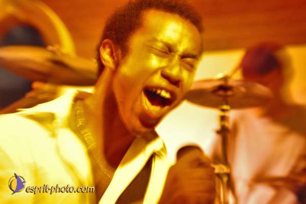 Nom de l'image : D1215022-1 — Description :  Clara Mill (sur la peniche) avec un Groupe de rock