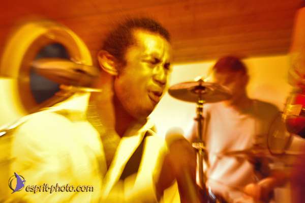 Nom de l'image : D1215023-1 — Description :  Clara Mill (sur la peniche) avec un Groupe de rock