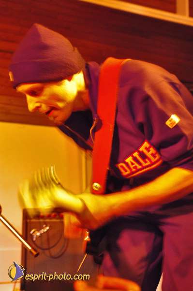 Nom de l'image : D1215049-1 — Description :  Clara Mill (sur la peniche) avec un Groupe de rock