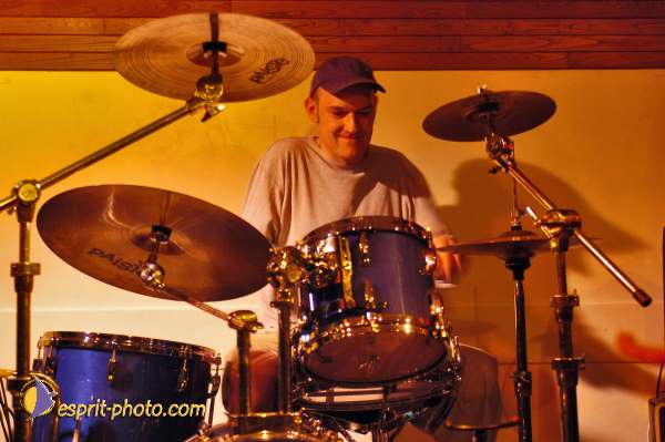 Nom de l'image : D1215065-1 — Description :  Clara Mill (sur la peniche) avec un Groupe de rock