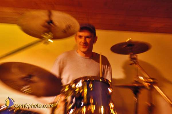 Nom de l'image : D1215072-1 — Description :  Clara Mill (sur la peniche) avec un Groupe de rock