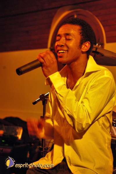 Nom de l'image : D1215094-1 — Description :  Clara Mill (sur la peniche) avec un Groupe de rock