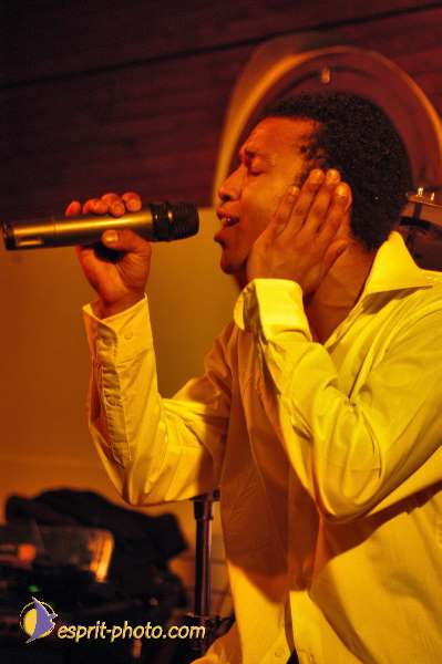 Nom de l'image : D1215097-1 — Description :  Clara Mill (sur la peniche) avec un Groupe de rock