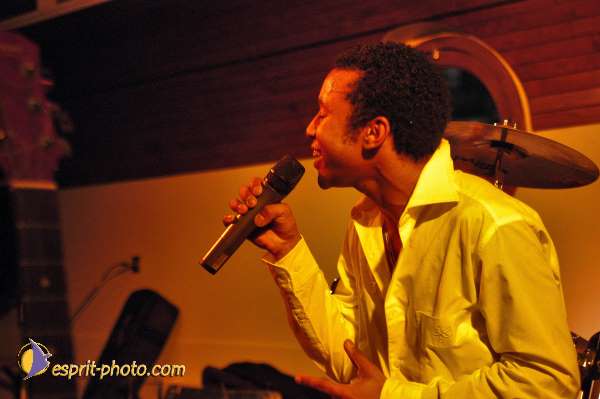 Nom de l'image : D1215098-1 — Description :  Clara Mill (sur la peniche) avec un Groupe de rock