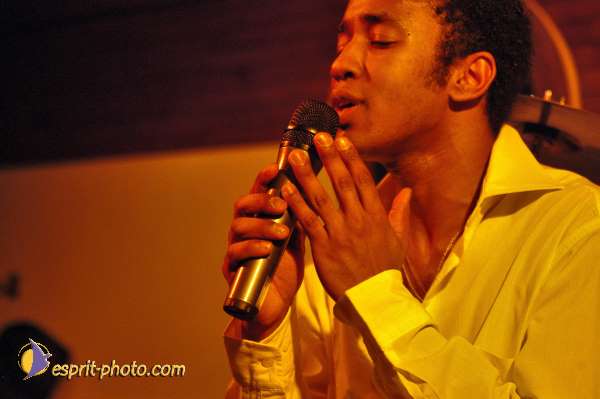 Nom de l'image : D1215100-1 — Description :  Clara Mill (sur la peniche) avec un Groupe de rock