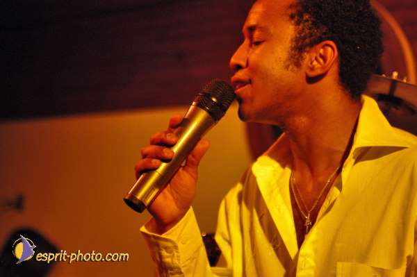 Nom de l'image : D1215101-1 — Description :  Clara Mill (sur la peniche) avec un Groupe de rock