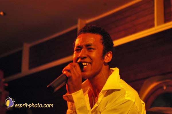 Nom de l'image : D1215104-1 — Description :  Clara Mill (sur la peniche) avec un Groupe de rock