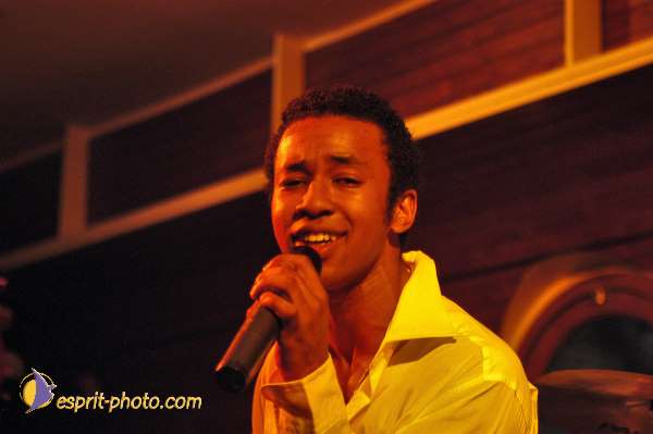 Nom de l'image : D1215105-1 — Description :  Clara Mill (sur la peniche) avec un Groupe de rock