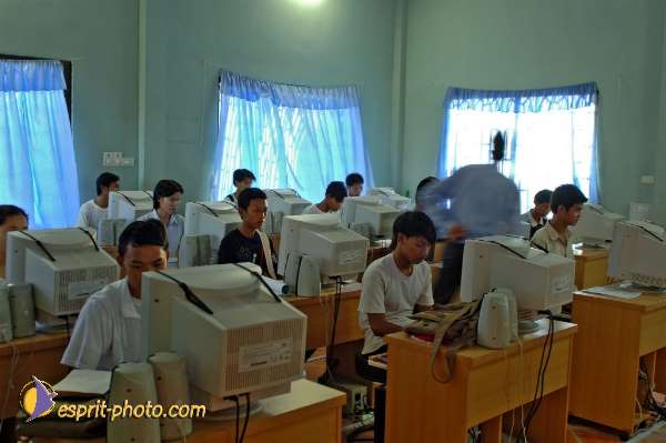 Nom de l'image : D2092742_1 — Description :  Enfants du Mékong