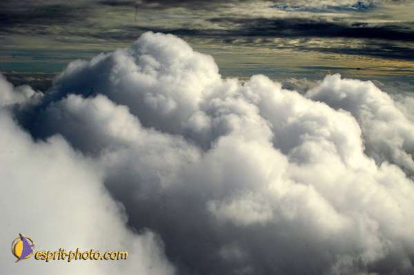 Nom de l'image : D1186590-1 — Description :  Vol Bratislava-Paris - au dessus des nuages