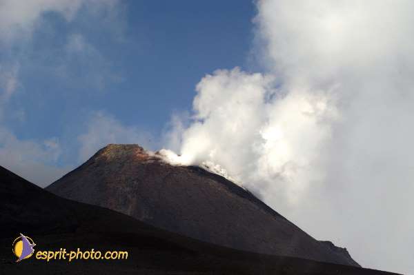 Nom de l'image : D1177275-1 — Description :  Etna - Eruption du volcan sur l'Etna en Sicile le 15/09/2005