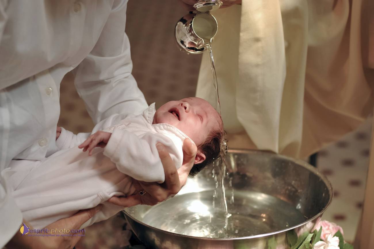 Nom de l'image : D2226560_1_c_Photographie.Pro — Description :  Baptême de bébé
